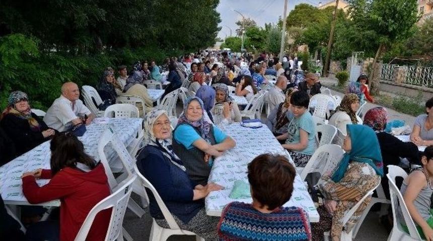 Tepebaşı&rsquo;nda İftar Sofralarında 5 Mahalle Buluştu