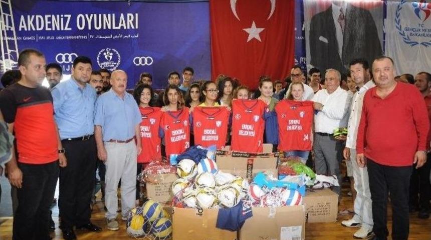 Erdemli Belediyesi&rsquo;nden Bin Sporcuya Malzeme Desteği