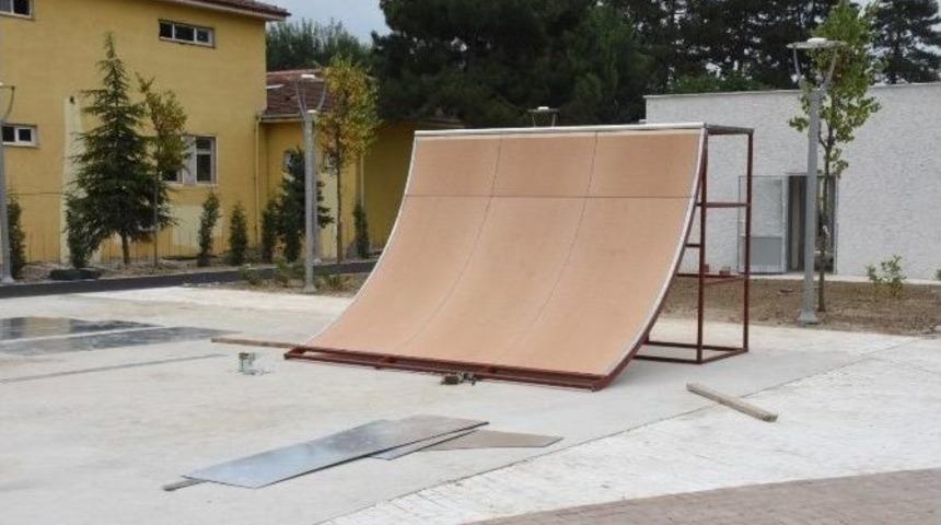 D&uuml;zce Lisesi Parkı İ&ccedil;in Kaykay Pisti Yerleştirildi