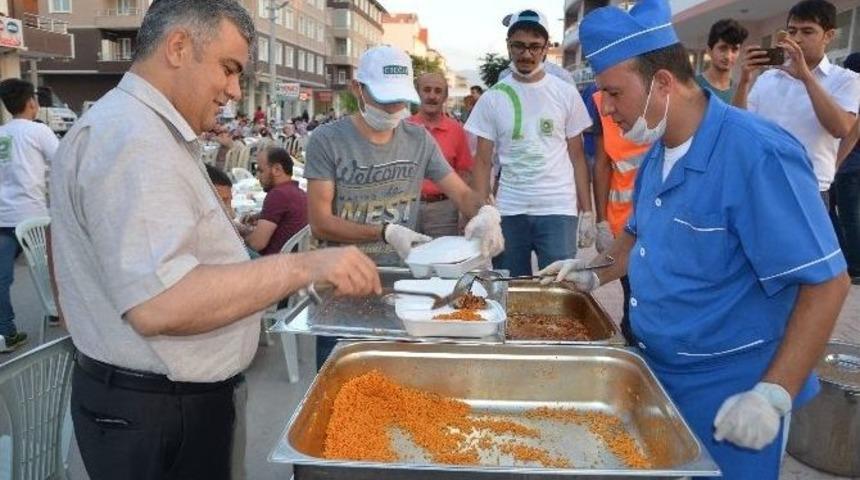 İftar Sofraları Binleri Ağırlamaya Devam Ediyor