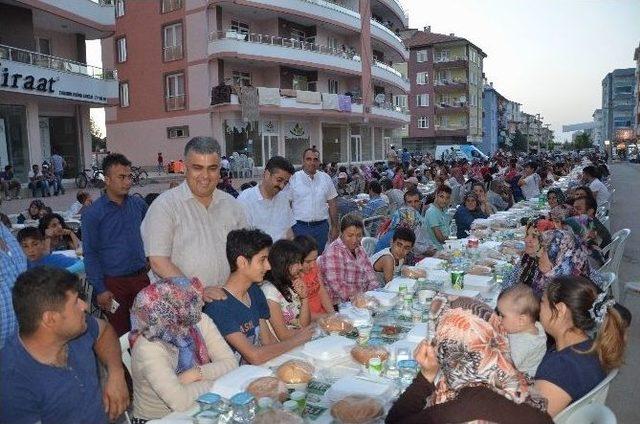 İftar Sofraları Binleri Ağırlamaya Devam Ediyor