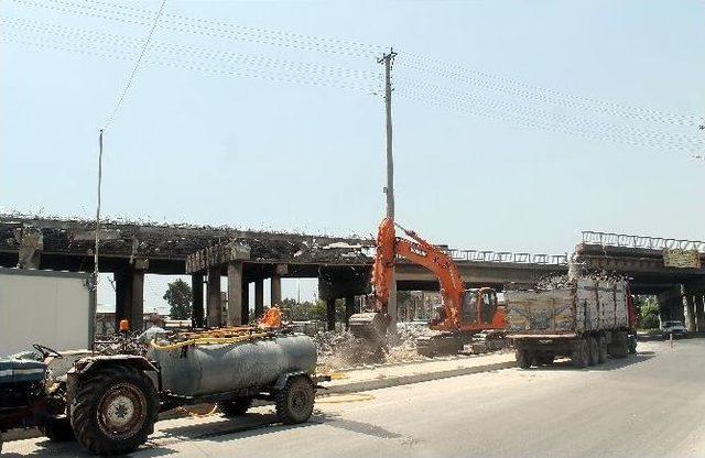 Ahmet Taner Kışlalı Köprüsü Yıkılıyor