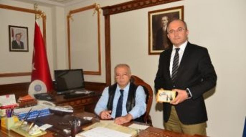 Hoşg&ouml;r&uuml; Ve Kardeşlik İ&ccedil;in Vali Şent&uuml;rk, Tebrik Kartı Kampanyasına Katıldı