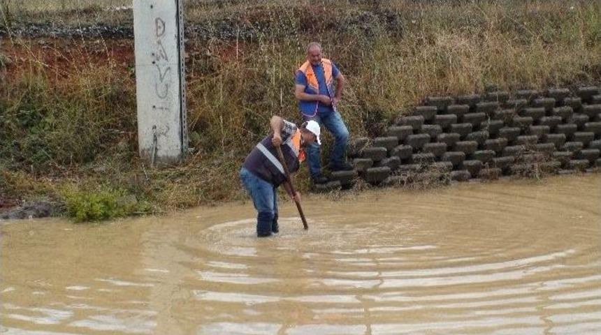 Yolları Su Bastı, Ara&ccedil;lar Mahsur Kaldı