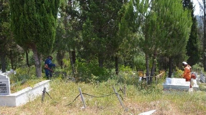 Mezarlıklar Bayrama Hazırlanıyor