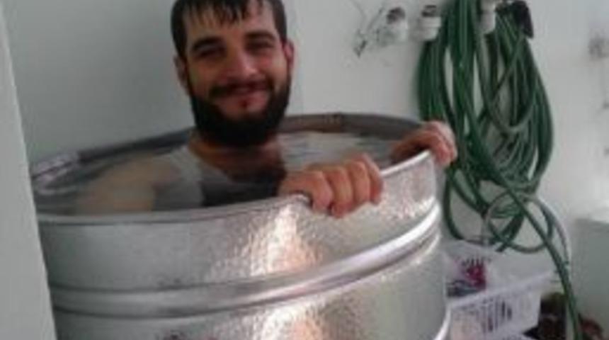 Sıcaktan Bunalan Gencin İlgin&ccedil; Serinleme Y&ouml;ntemi