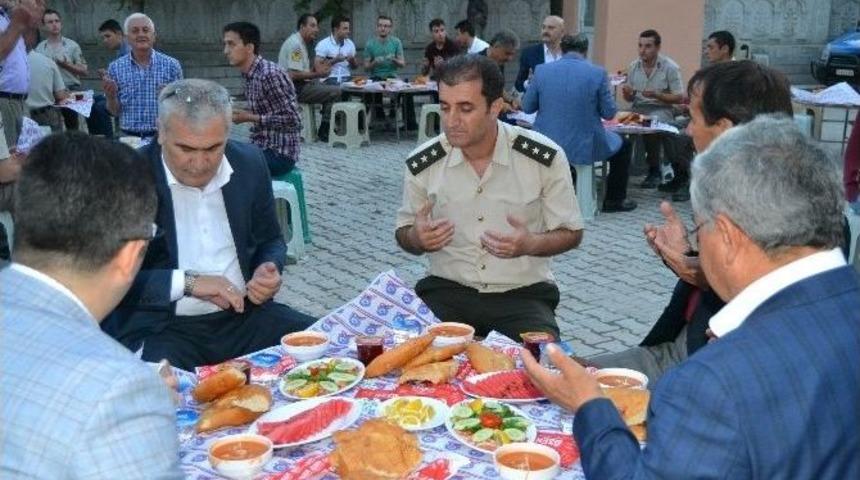Kulu&rsquo;da Askerlerle İftar