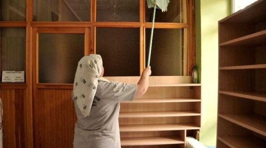 Tepebaşı Camileri Temizliyor