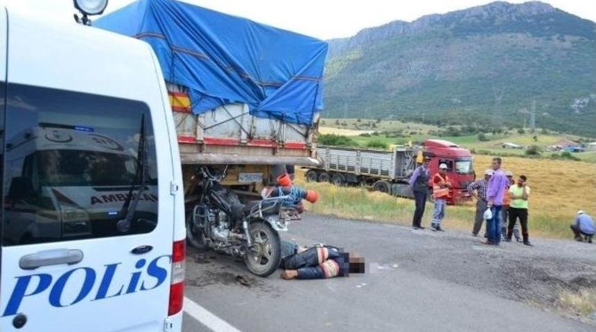 Tır&rsquo;a &Ccedil;arpan Motosiklet S&uuml;r&uuml;c&uuml;s&uuml; Hayatını Kaybetti