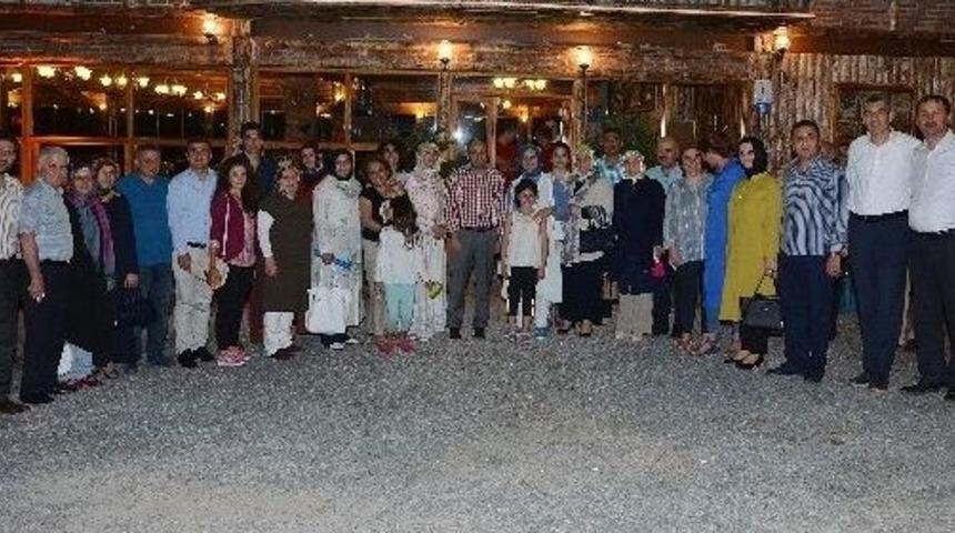 Başkan &Uuml;z&uuml;lmez, Meclis &Uuml;yelerini İftarda Ağırladı