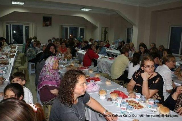 Bozüyük Kuzey Kafkas Kültür Derneği İftar Yemeği Verdi