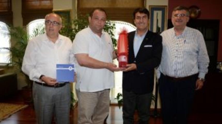 D&uuml;ndar&rsquo;a Kırmızı Dipli Mum İle Davet