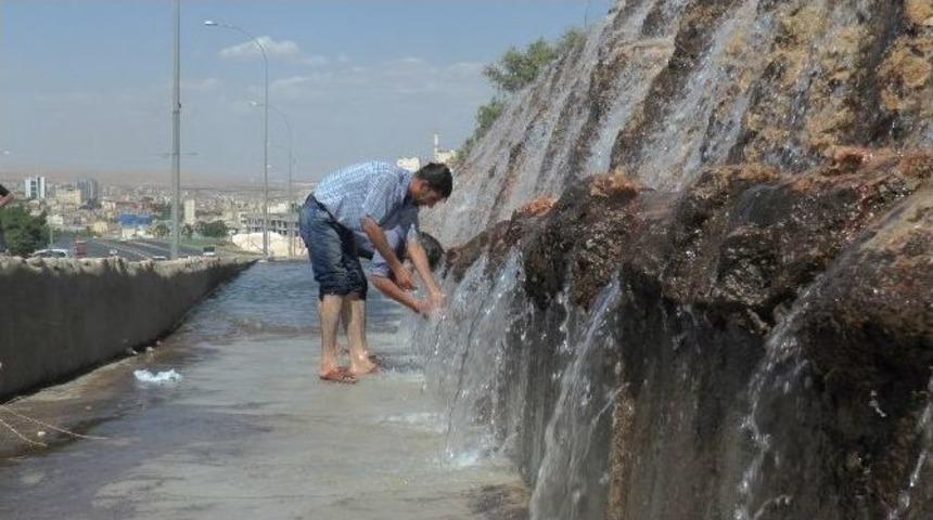 Şanlıurfa&rsquo;da Vatandaşlar Bulduğu Suda Serinliyor