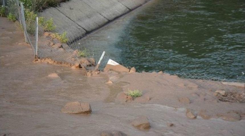 Şiddetli Yağış K&ouml;y Yollarını Ulaşıma Kapattı