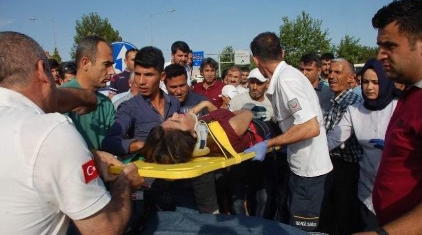 Ambulansa Yol Vermek İsteyen Otomobile Zırhlı Ara&ccedil; &Ccedil;arptı