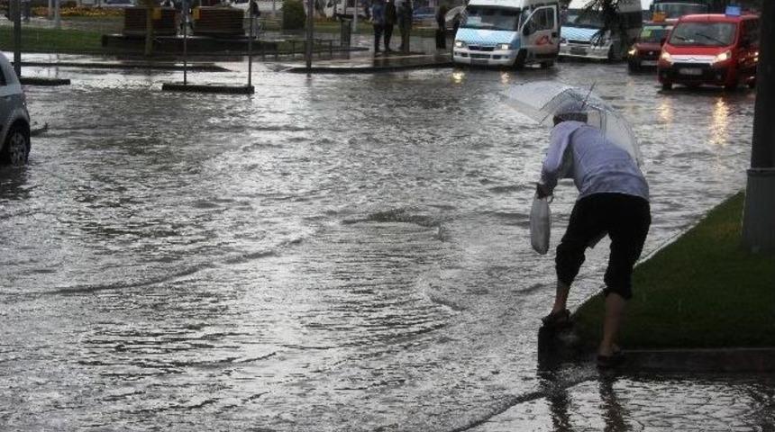 Sağanak Aniden Bastırınca Yollar G&ouml;le D&ouml;nd&uuml;
