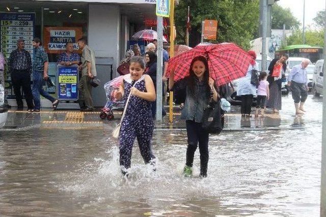 Sağanak Aniden Bastırınca Yollar Göle Döndü