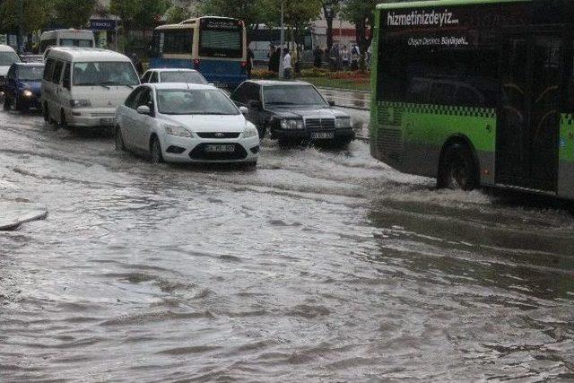 Sağanak Aniden Bastırınca Yollar Göle Döndü