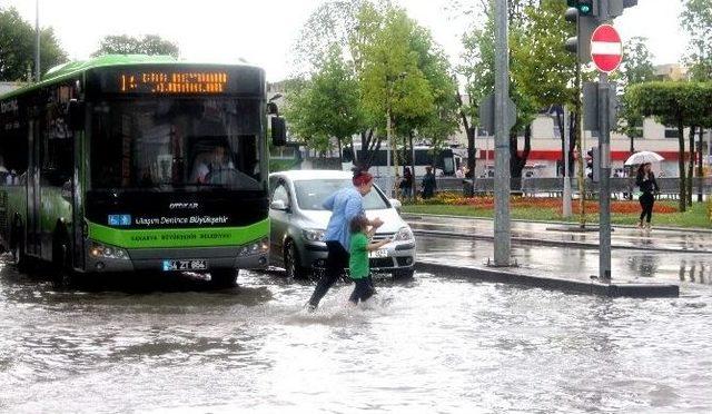 Sağanak Aniden Bastırınca Yollar Göle Döndü