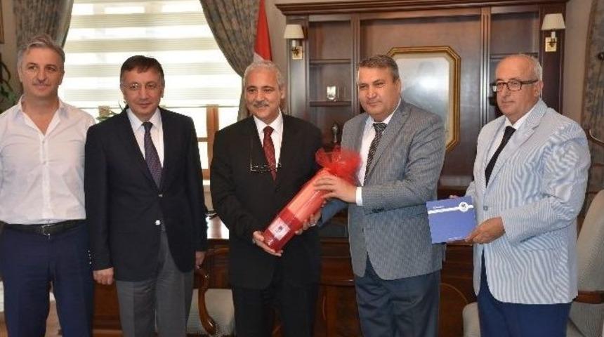 Vali G&uuml;ven&ccedil;er&rsquo;e Kırmızı Dipli Mumla Davetiye