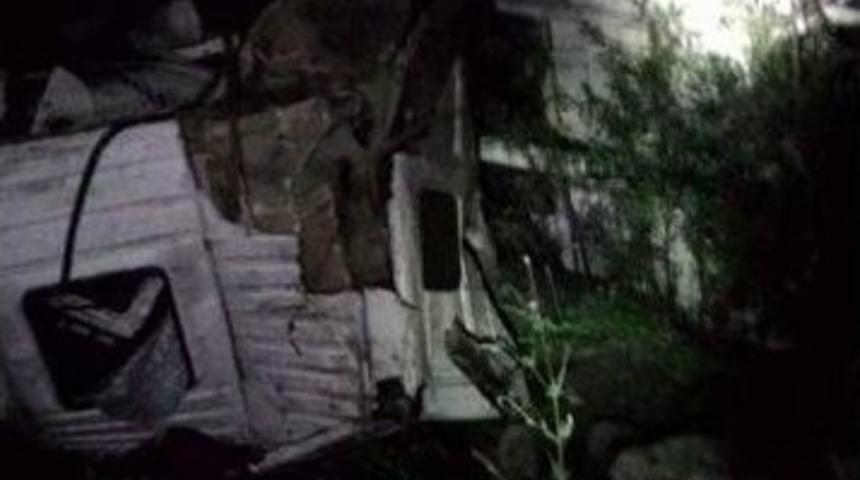 K&ouml;m&uuml;r Y&uuml;kl&uuml; Kamyon U&ccedil;uruma Yuvarlandı