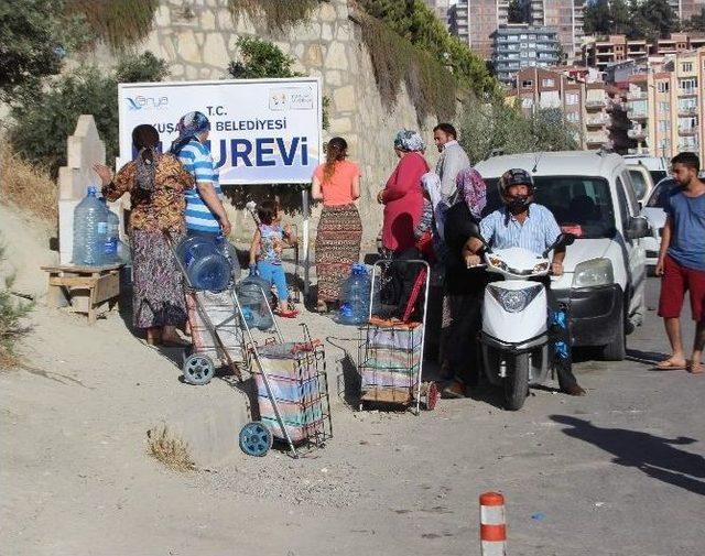 Bir Damacana Su İçin Çeşme Önünde 2 Saat Bekliyorlar