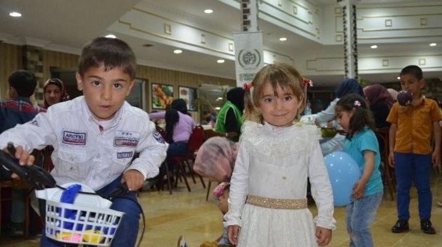 Bitlis İhh&rsquo;dan Tatvan&rsquo;da İftar Yemeği Ve Yetim Giydirme Programı