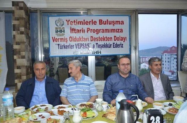 Bitlis İhh’dan Tatvan’da İftar Yemeği Ve Yetim Giydirme Programı
