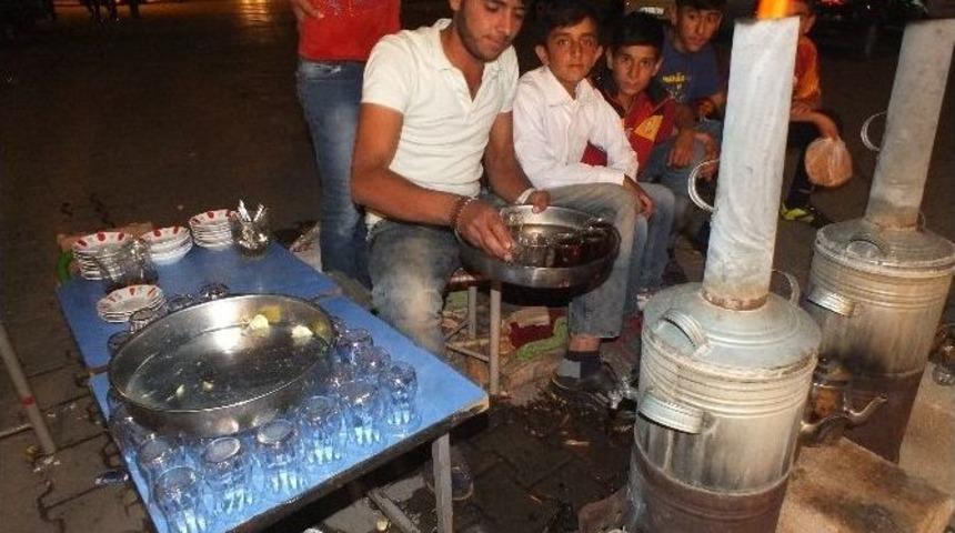 Semaver Çayı Satarak Geçimlerini Sağlıyorlar