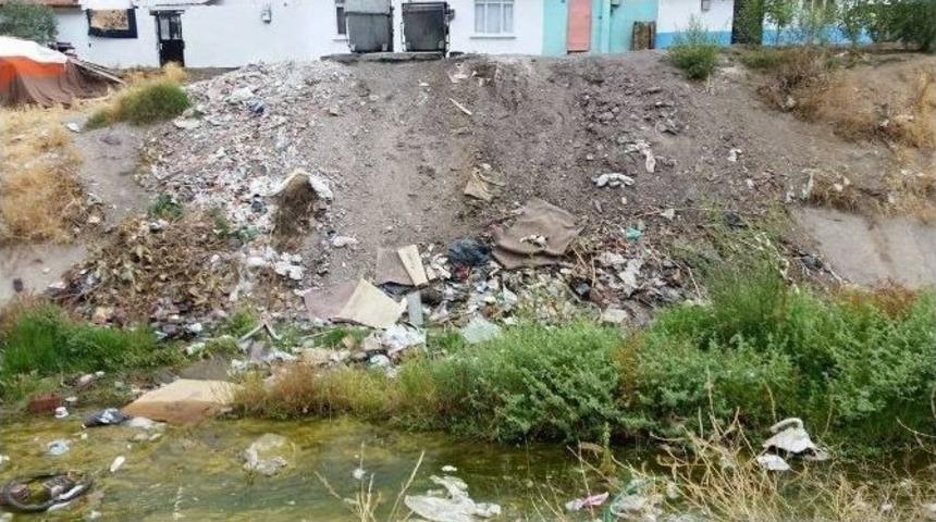 Salihli&rsquo;de &Ccedil;akallar Deresi Temizlendi