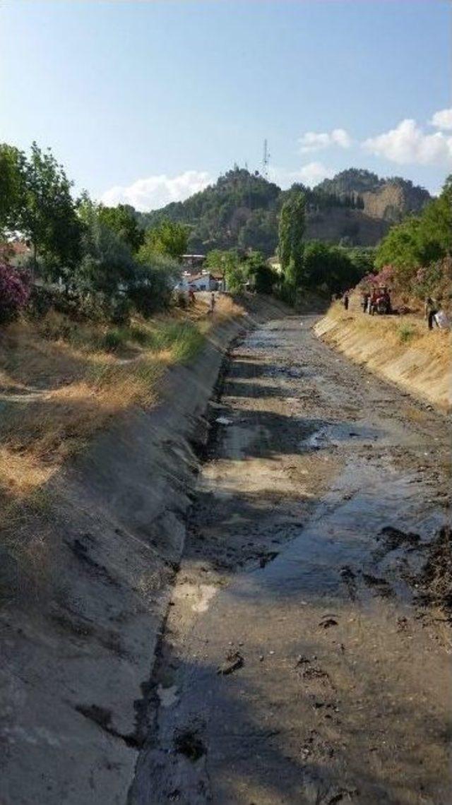 Salihli’de Çakallar Deresi Temizlendi