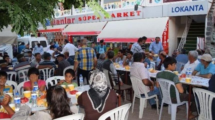 Ak&ccedil;adağ Meclis &Uuml;yeleri İftarda Bir Araya Geldi