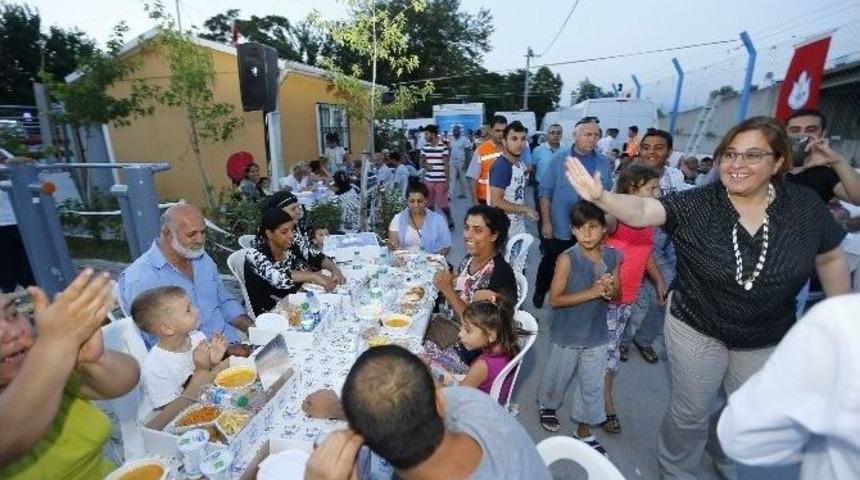 Ege Mahallesi&rsquo;nde Bin Kişilik İftar Sofrası