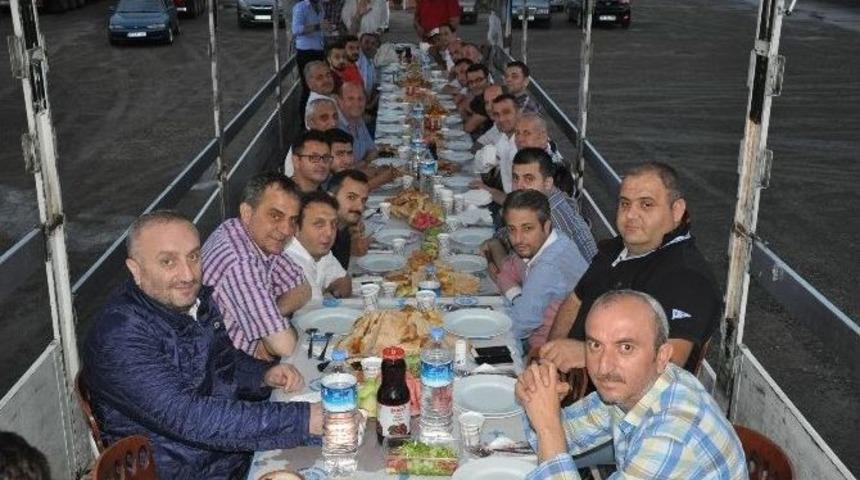 Tır Dorsesi &Uuml;zerinde İftar Yaptılar