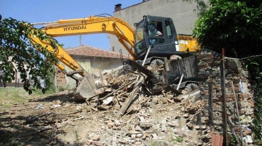 Veliahmet&rsquo;teki Harabe Yapı Yıkıldı