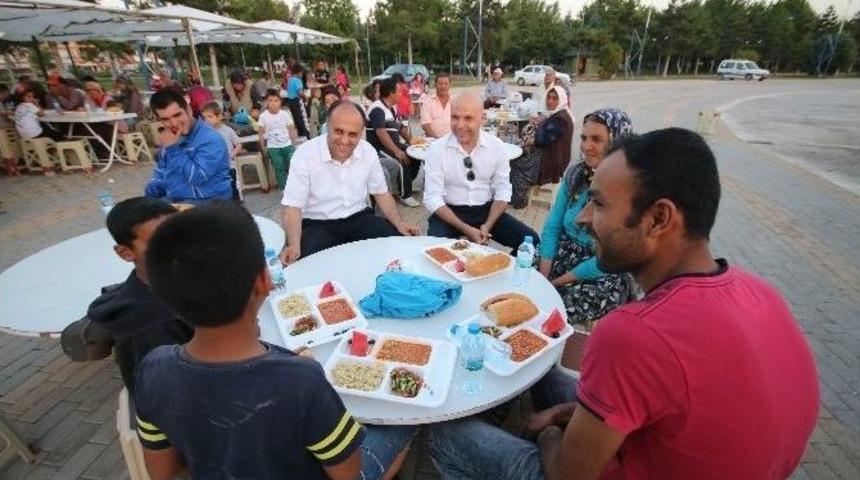Beyşehir&rsquo;de İftar &Ccedil;adırı Her G&uuml;n Bin Kişiyi Doyuruyor