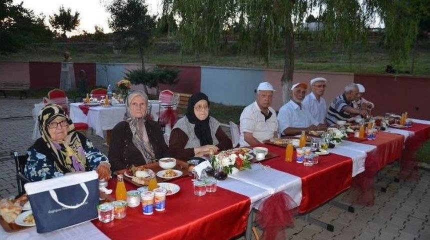 Vali Ceylan, Huzurevi Sakinleriyle İftarda Buluştu