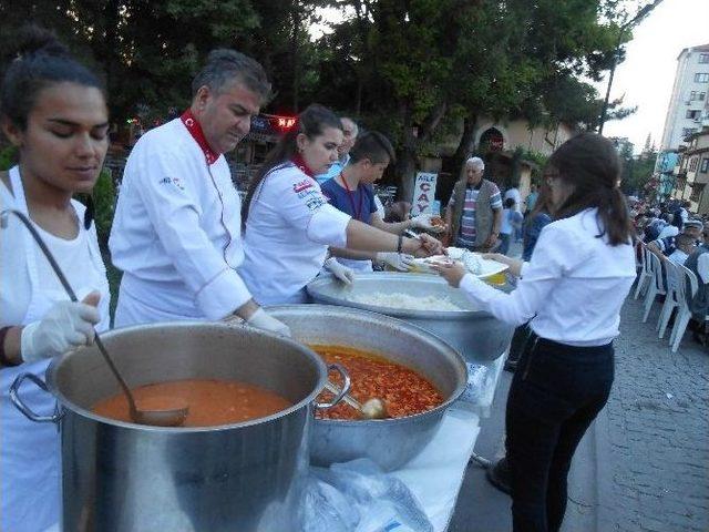 Eskent’ten Bin 500 Kişiye Geleneksel Sokak İftarı