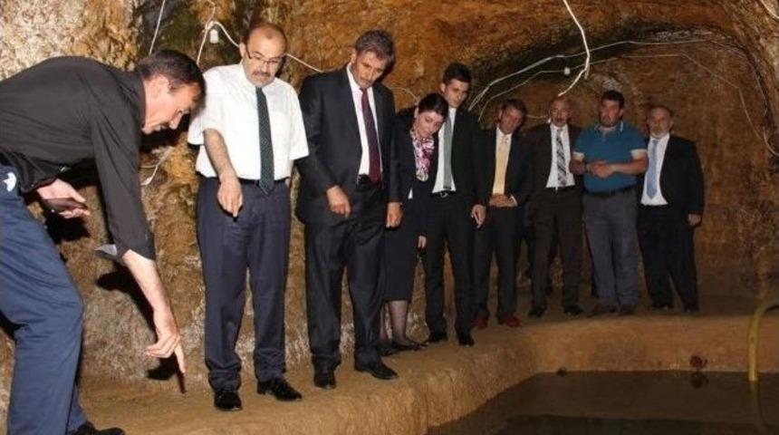 Vali Ustaoğlu: "y&ouml;netim Anlayışı &Ccedil;&ouml;z&uuml;m Odaklı Olmalı"