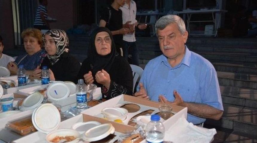 İzmitliler, Belediye &Ouml;n&uuml;ndeki İftarda Bir Araya Geldi