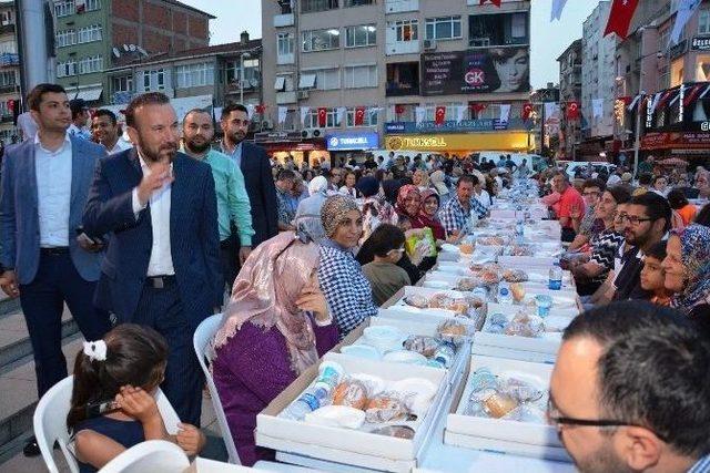 İzmitliler, Belediye Önündeki İftarda Bir Araya Geldi