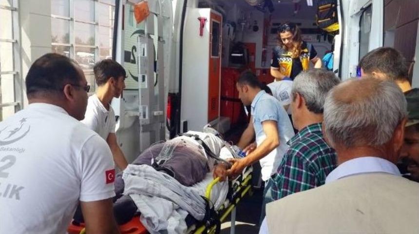 Hafif Ticari Ara&ccedil; Şarampole Yuvarlandı: 4 Yaralı