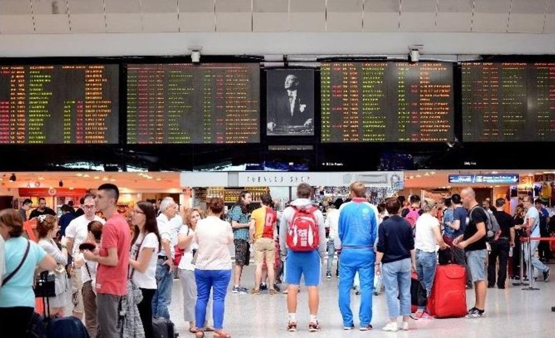 Atat&uuml;rk Havalimanı&rsquo;nda Hayat Normale D&ouml;n&uuml;yor
