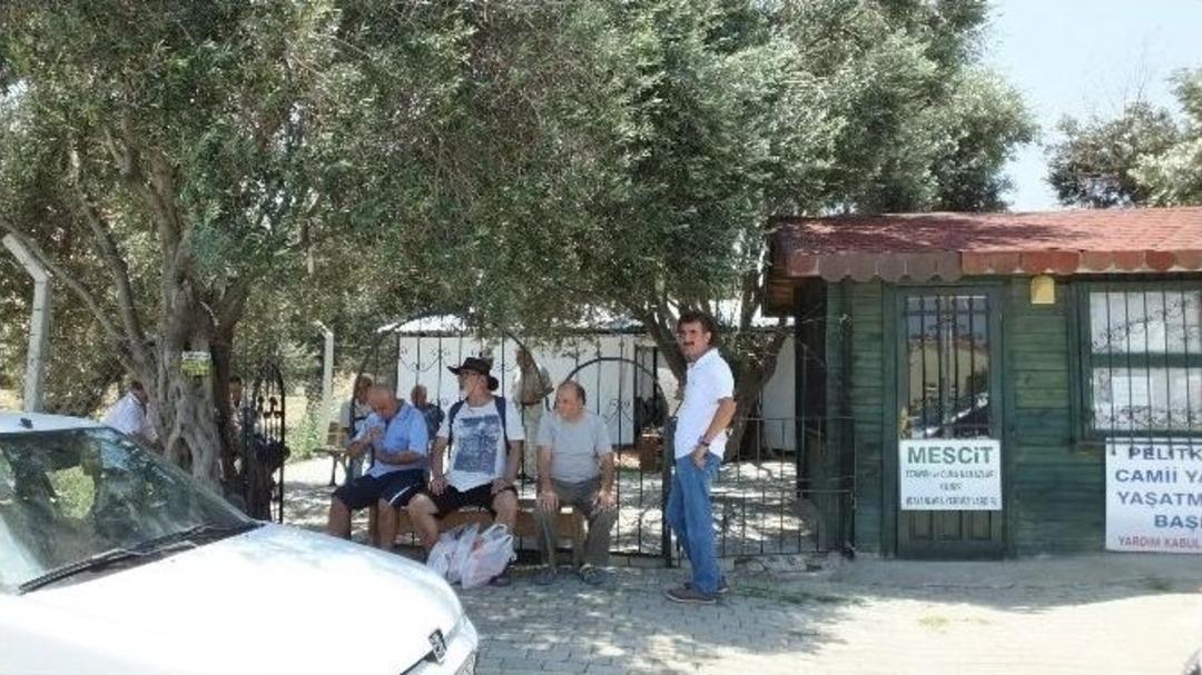 4 Yıldan Beri &Ccedil;adırda Namaz Kılıyorlar