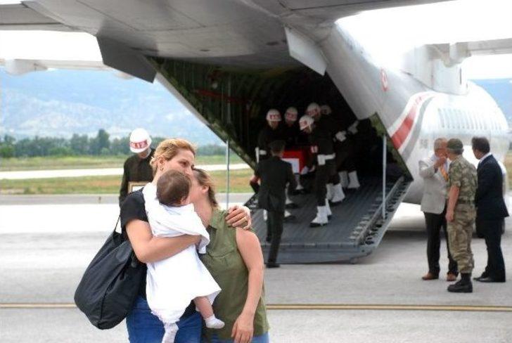 İftara Giderken Şehit Edilen Uzman Çavuşun Eşi Ve Kızları Yürekleri Dağladı G4