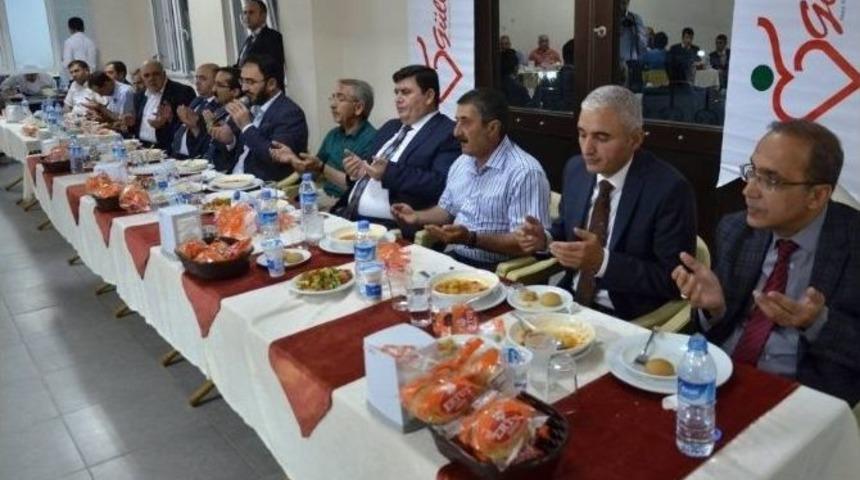 Alevi Ve S&uuml;nni Vatandaşlar Aynı Sofrada İftar Yaptı