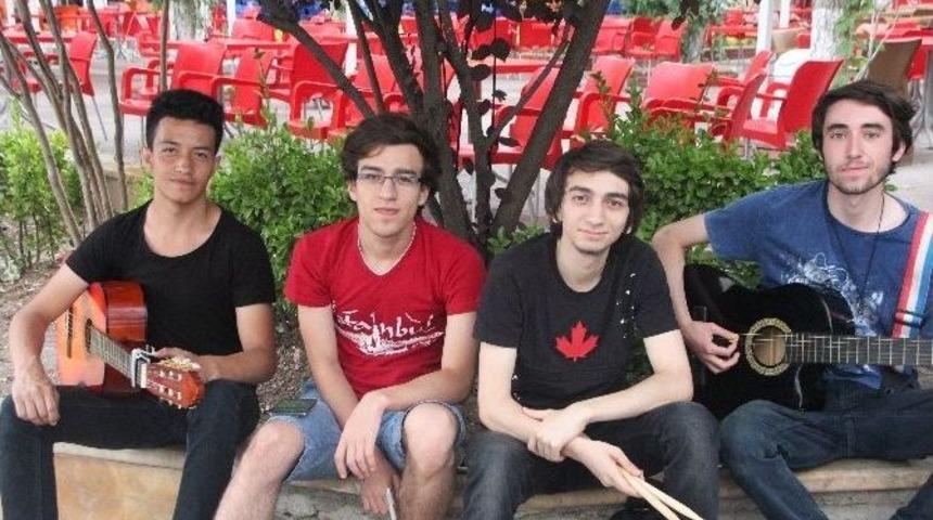 Hem Eğlendiriyor Hem De Har&ccedil;lıklarını &Ccedil;ıkarıyorlar