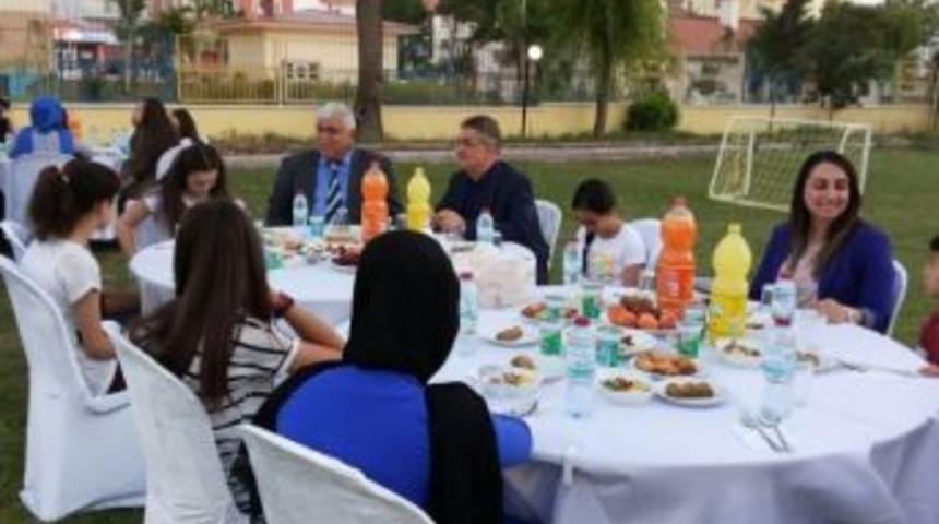 Vali Pekmez &Ccedil;ocuk Evi Sakinleri İle İftarda Buluştu