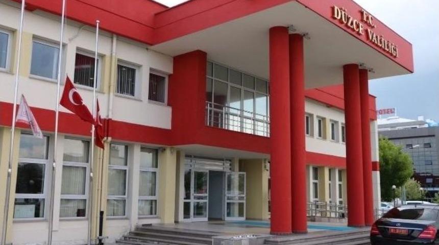 D&uuml;zce&rsquo;de Bayraklar Yarıya İndirildi