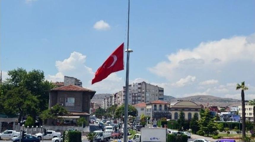 Balıkesir&rsquo;de Bayraklar Yarıya İndirildi
